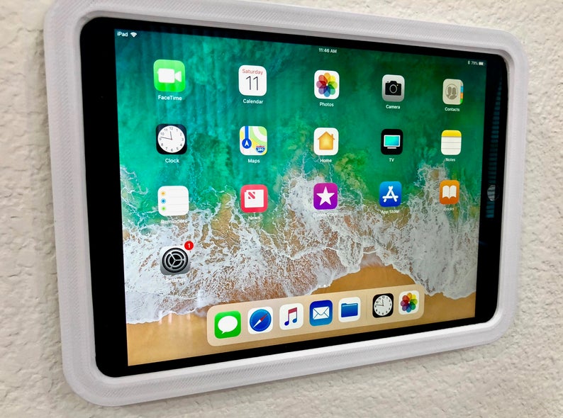 iPadアクセサリー Ipad pro(2017) Tablet Wall Mount for iPad Pro 10.5 (2017) W/ Lighting Cable